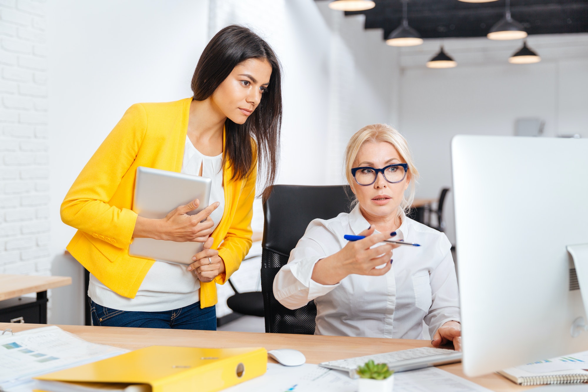 Businesswomen hebben een brainstorm vergadering op kantoor